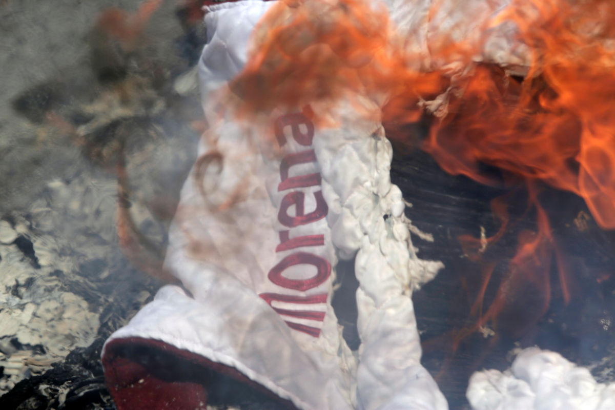 VIDEO NuevoLeón: Militantes de Morena queman figura de AMLO por 