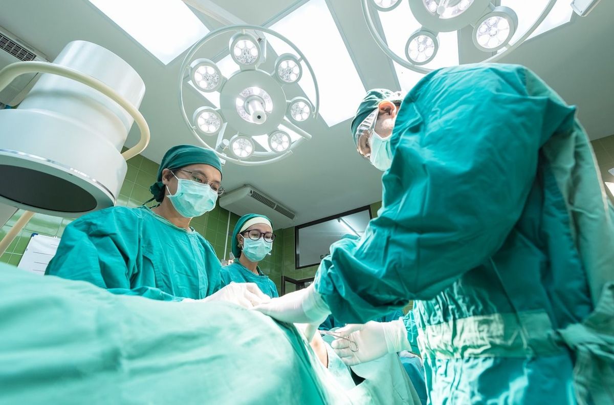 'Desastrosa' la primera cirugía asistida por un robot; muere el paciente